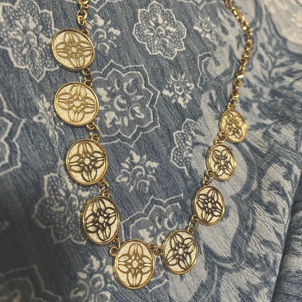 BNWT charter club sparkle medallion necklace